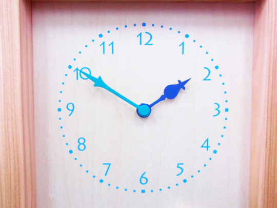 木製の掛け時計・置き時計・からくり時計など贈り物に人気の手作り時計
｜キコリ時計工房（Kicori）【本店】｜柴犬と白文鳥の時計（黒）