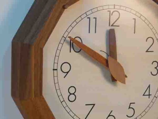 木製の掛け時計・置き時計・からくり時計など贈り物に人気の手作り時計
｜キコリ時計工房（Kicori）【本店】｜森の電葉時計（12角形・ウォールナット）