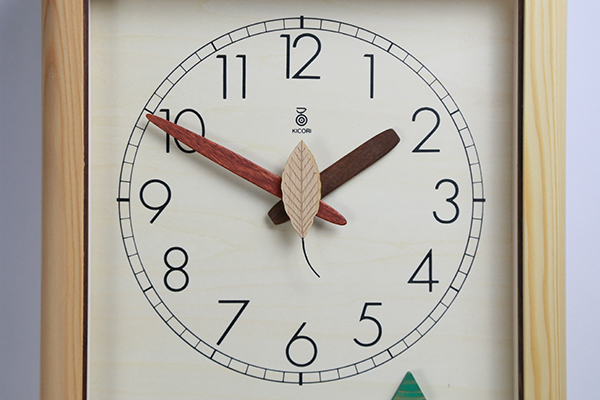 木製の掛け時計・置き時計・からくり時計など贈り物に人気の手作り時計
｜キコリ時計工房（Kicori）【本店】｜森の電葉時計（フクロウ振子）