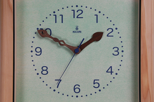 木製の掛け時計・置き時計・からくり時計など贈り物に人気の手作り時計
｜キコリ時計工房（Kicori）【本店】｜小犬と遊ぶ時計（電波）